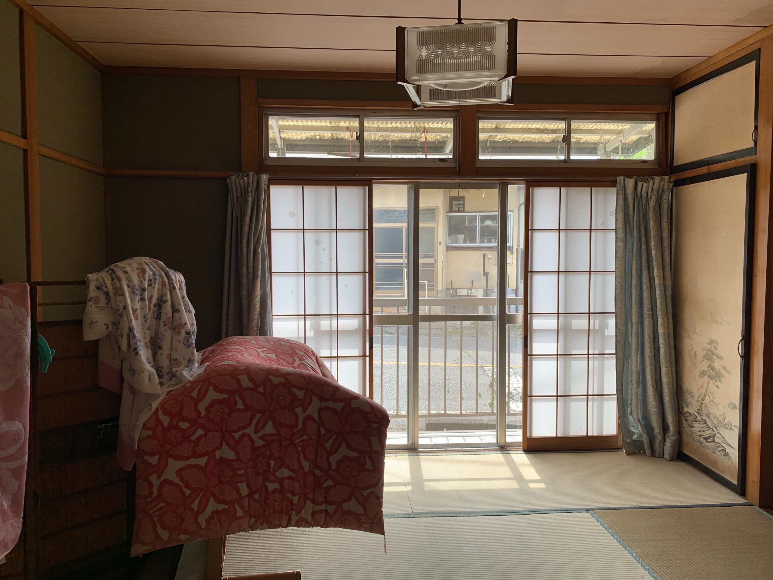 和室は日差しも入り明るいです。